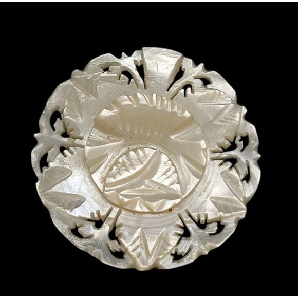 Intricate Carved Mother Of Pearl Brooch Lacy Snowflake Like Shell Vintage Pin - Picture 6 of 8